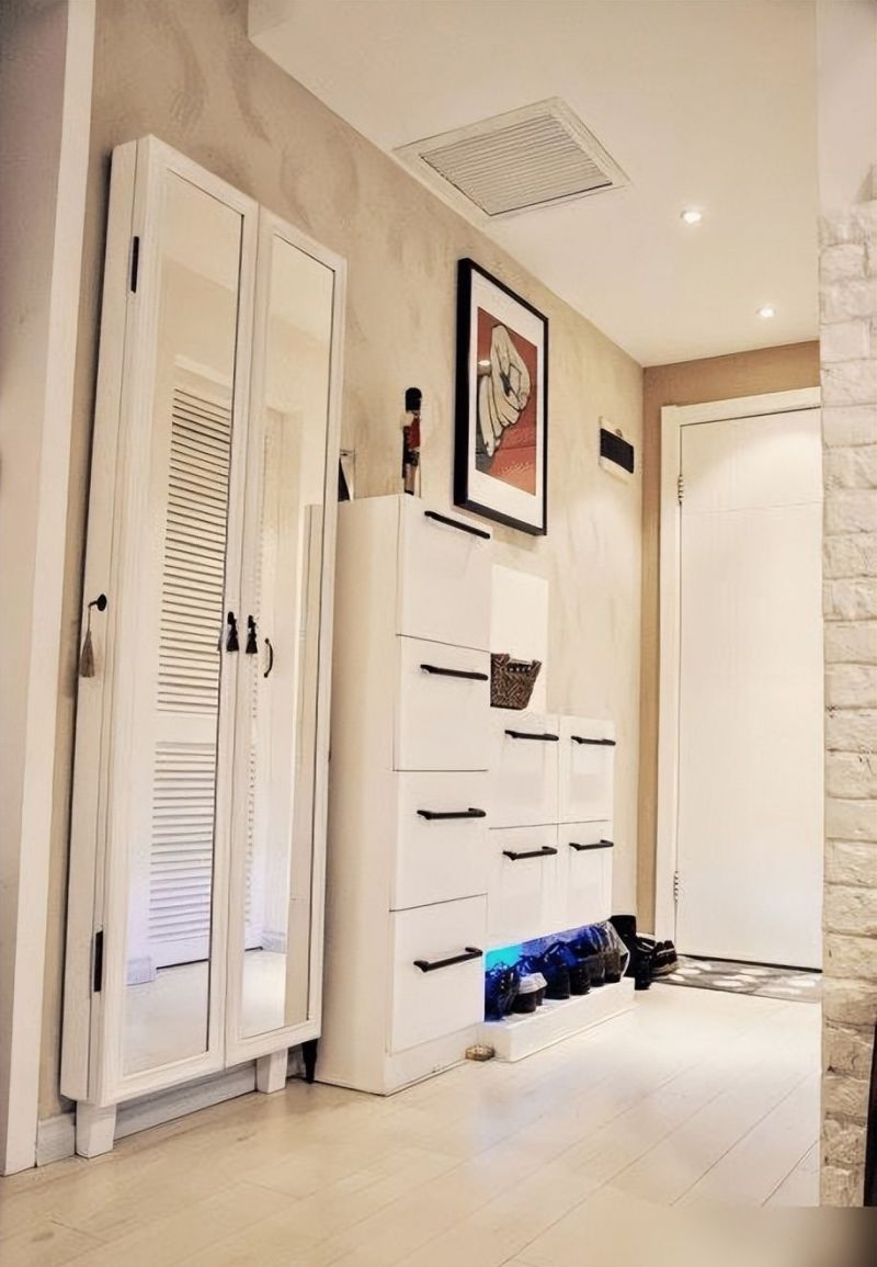 装修师傅推荐鞋柜设计,门厅瞬间整洁,邻居争相模仿 听装修师傅订购鞋柜,从此门厅整洁不凌乱,邻居纷纷求同款 - 家居知识