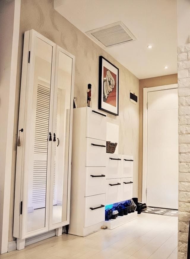 装修师傅推荐鞋柜设计,门厅瞬间整洁,邻居争相模仿! 听装修师傅订购鞋柜,从此门厅整洁不凌乱,邻居纷纷求同款 - 家居知识