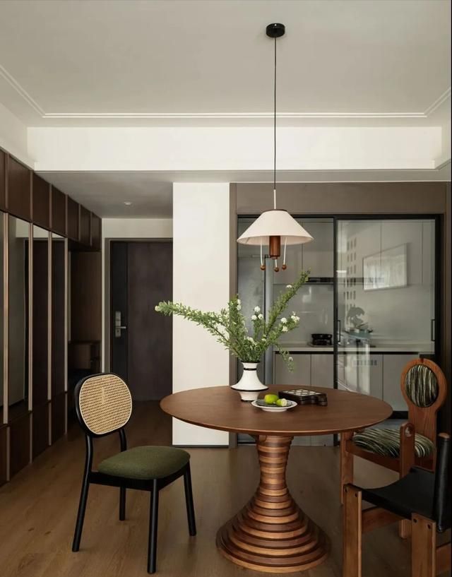 142㎡中古混搭风之家,开放式布局演绎复古与现代的完美碰撞 开放式布局的142㎡中古混搭风之家 - 家居知识