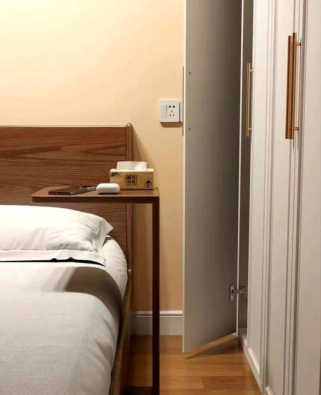 “床头柜”已逐渐退出中国家庭，看看现年轻人的做法，高级又实用 - 家居知识