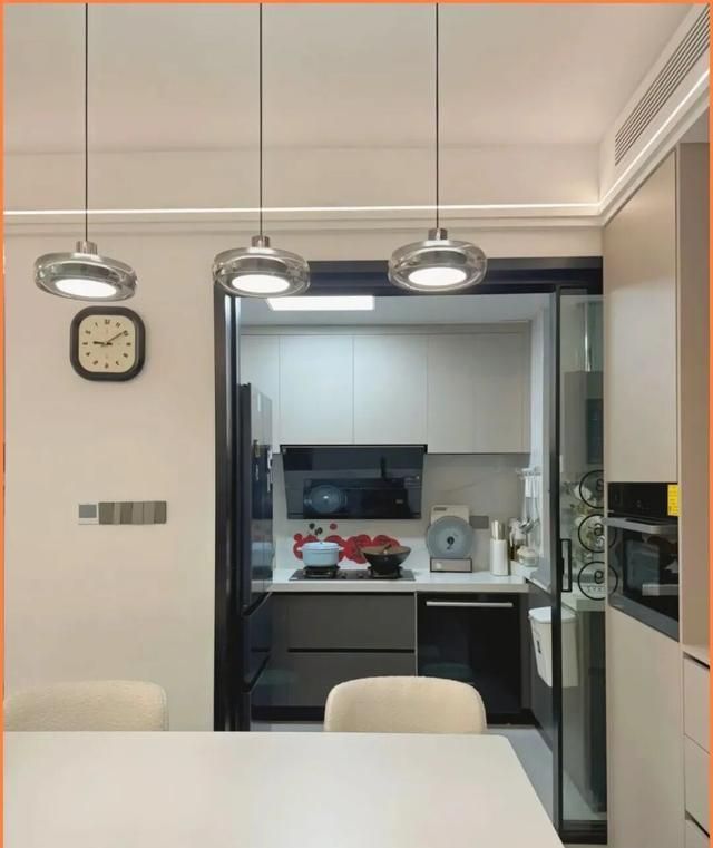 简约至美,这对夫妻的家因极致简约拒绝过度装修而走红 这对夫妻的家火了,拒绝过度装修,把简约做到极致,太有品位了! - 家居知识