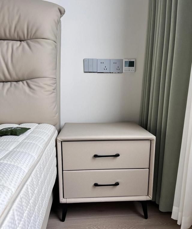 年轻人抛弃床头柜?这些新式做法更高级实用 “床头柜”已逐渐退出中国家庭!看年轻人的新式做法,高级还实用 - 家居知识