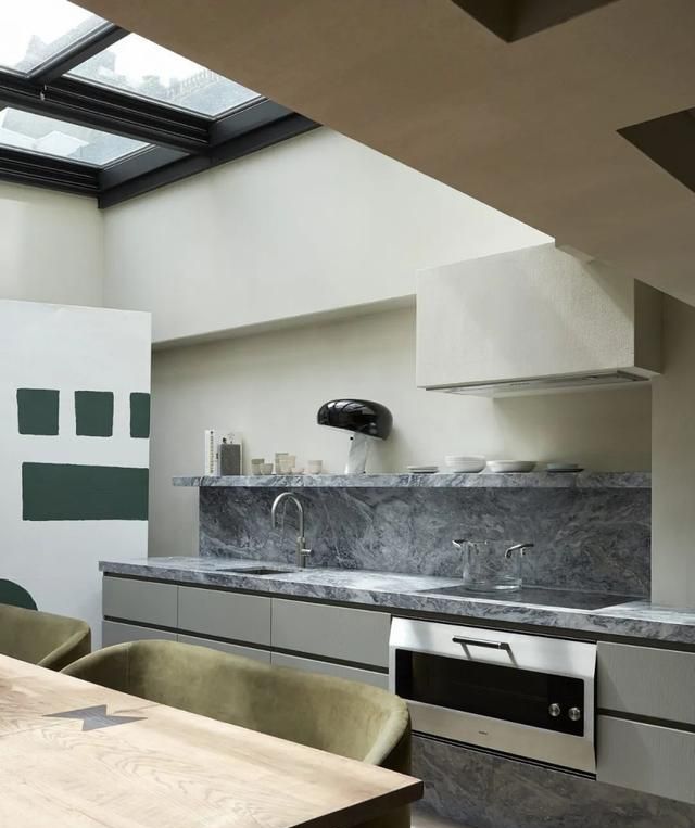 微水泥在欧洲别墅的案例：北欧风邂逅侘寂，优雅于极简冷淡中绽放 - 家居知识