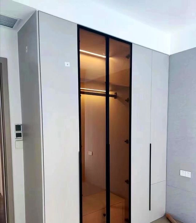 定制衣柜收纳全攻略,合理布局轻松装下全家衣物 定制衣柜全攻略,结构合理空间不浪费,老婆衣服再多照样整齐收纳 - 家居知识