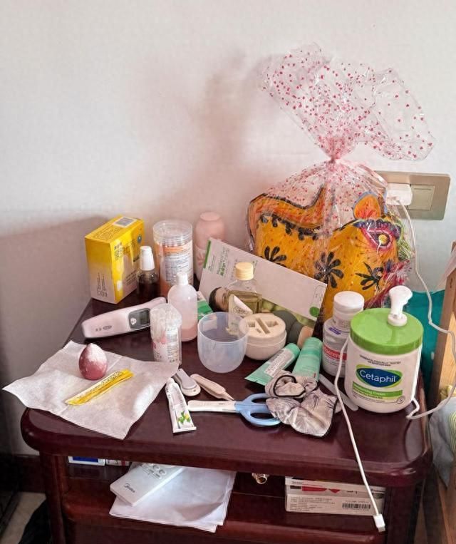 年轻人抛弃传统床头柜，这3种新式设计更高级实用