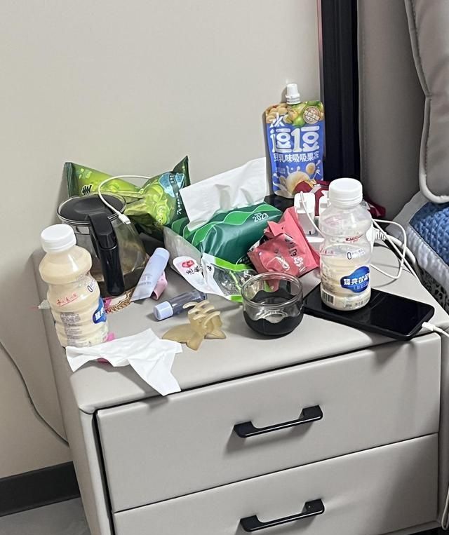 年轻人抛弃传统床头柜,这3种新式设计更高级实用 “床头柜”已逐渐退出中国家庭!看年轻人的新式做法,高级还实用 - 家居知识