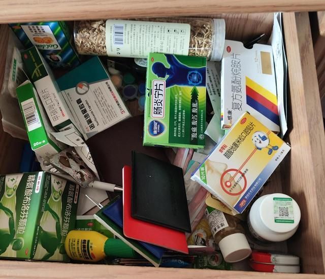 年轻人抛弃传统床头柜,这3种新式设计更高级实用 “床头柜”已逐渐退出中国家庭!看年轻人的新式做法,高级还实用 - 家居知识