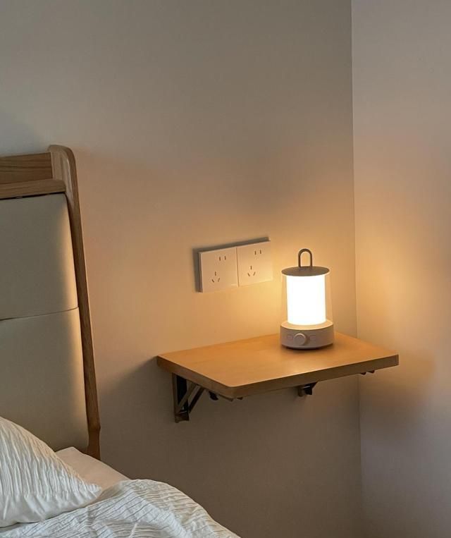 年轻人抛弃传统床头柜,这3种新式设计更高级实用 “床头柜”已逐渐退出中国家庭!看年轻人的新式做法,高级还实用 - 家居知识