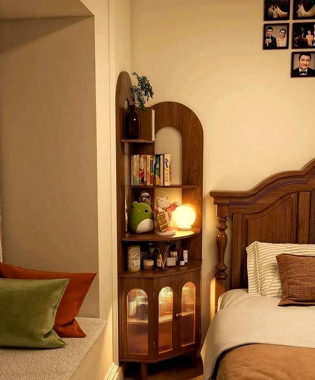 床头柜被年轻人淘汰?新式做法高级又实用,你家还在用吗? “床头柜”已逐渐退出中国家庭。看看年轻人的新式做法,高级又 - 家居知识