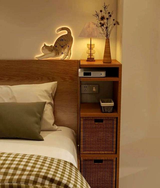 床头柜被年轻人淘汰?新式做法高级又实用,你家还在用吗? “床头柜”已逐渐退出中国家庭。看看年轻人的新式做法,高级又 - 家居知识