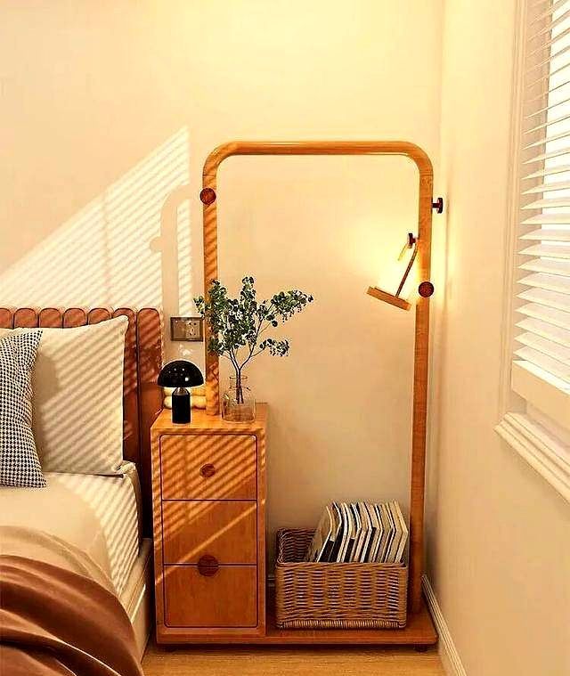 床头柜被年轻人淘汰?新式做法高级又实用,你家还在用吗? “床头柜”已逐渐退出中国家庭。看看年轻人的新式做法,高级又 - 家居知识