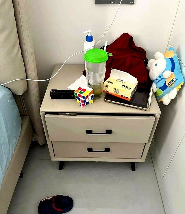 床头柜被年轻人淘汰?新式做法高级又实用,你家还在用吗? “床头柜”已逐渐退出中国家庭。看看年轻人的新式做法,高级又 - 家居知识