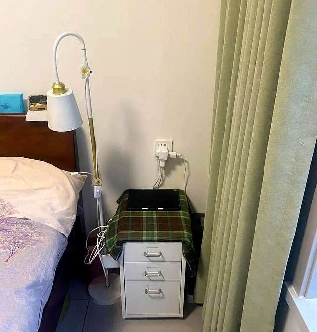 床头柜被年轻人淘汰?新式做法高级又实用,你家还在用吗? “床头柜”已逐渐退出中国家庭。看看年轻人的新式做法,高级又 - 家居知识