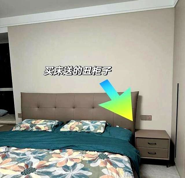 床头柜被年轻人淘汰?新式做法高级又实用,你家还在用吗? “床头柜”已逐渐退出中国家庭。看看年轻人的新式做法,高级又 - 家居知识