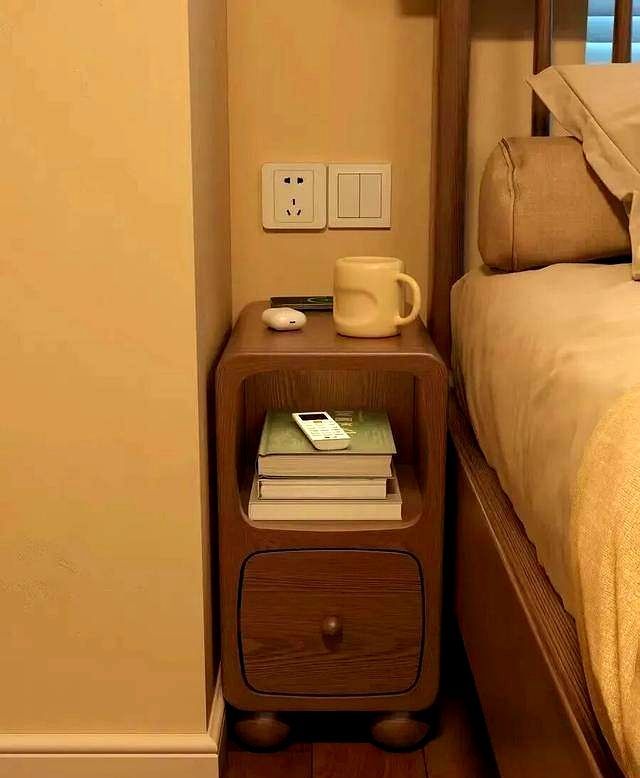 床头柜被年轻人淘汰?新式做法高级又实用,你家还在用吗? “床头柜”已逐渐退出中国家庭。看看年轻人的新式做法,高级又 - 家居知识