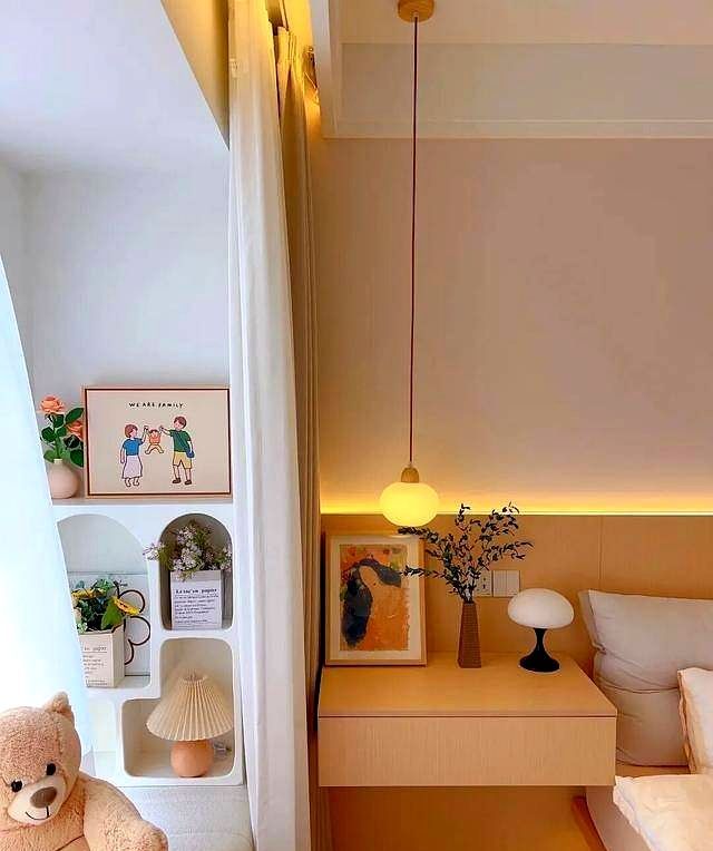 床头柜被年轻人淘汰?新式做法高级又实用,你家还在用吗? “床头柜”已逐渐退出中国家庭。看看年轻人的新式做法,高级又 - 家居知识