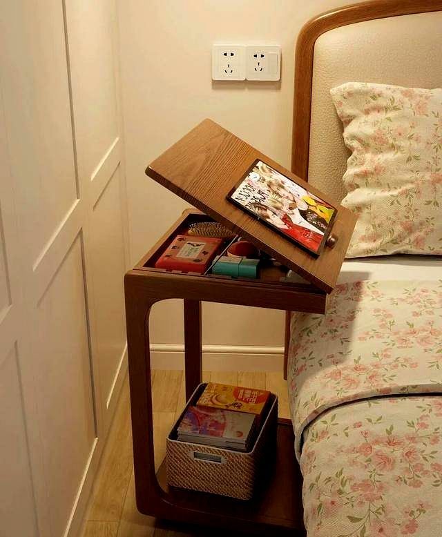 床头柜被年轻人淘汰?新式做法高级又实用,你家还在用吗? “床头柜”已逐渐退出中国家庭。看看年轻人的新式做法,高级又 - 家居知识