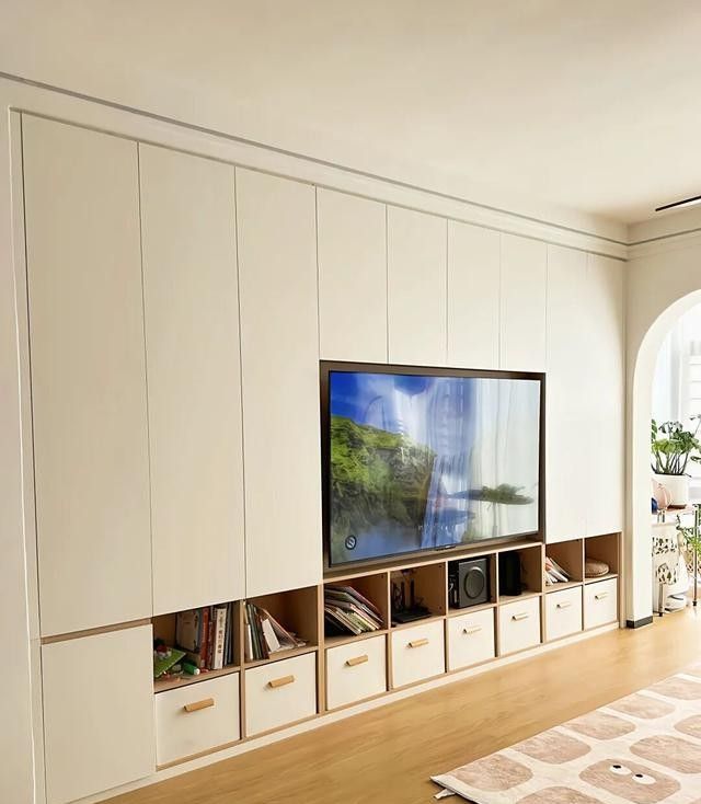 老公坚持把电视墙设计成满墙电视柜，入住后发现真香！ - 家居知识