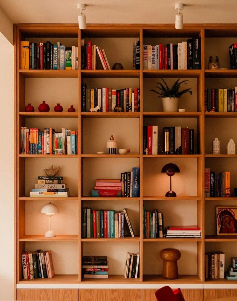 客厅满墙书柜：把 “书房” 搬进公共区，实用与颜值双在线！ - 今日头条