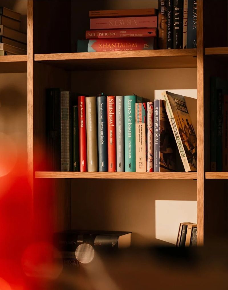 客厅满墙书柜:把 “书房” 搬进公共区,实用与颜值双在线! - 今日头条 客厅满墙书柜:把 “书房” 搬进公共区,实用与颜值双在线! - 家居知识