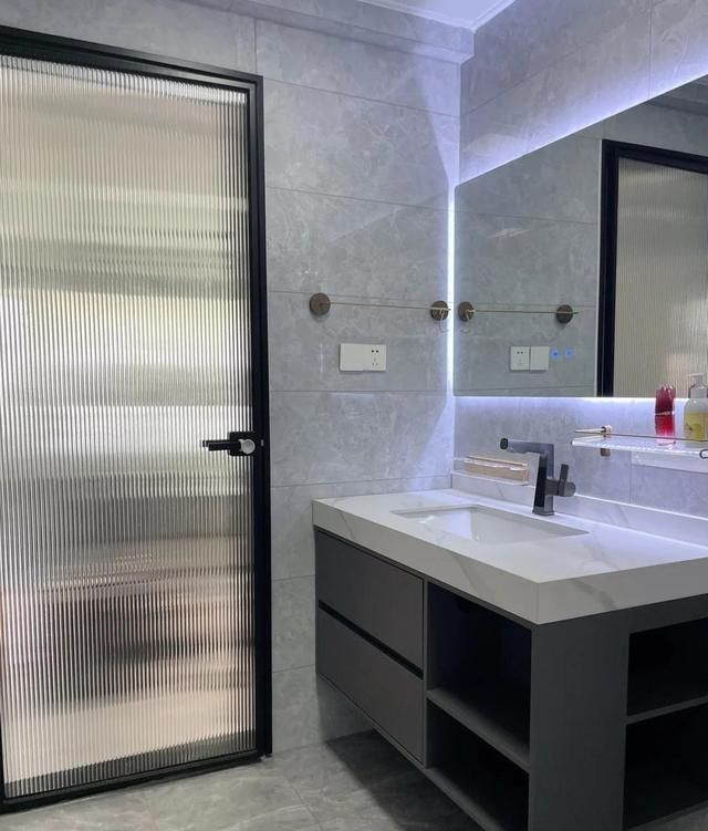 极简客厅设计惊艳全网,高级感引无数人效仿 这是我见过最美的“极简装修”,凭一客厅就被无数人效仿,真高级 - 家居知识