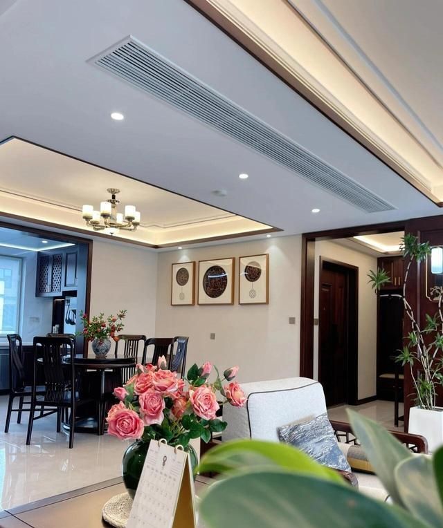 新中式美学,一眼千年的文化底蕴,打造时光沉淀的家居格调 新中式家居并非简单复刻传统,而是在千年文化积淀中,巧妙融入现代设计语言,让历史与未来在方寸之间对话。