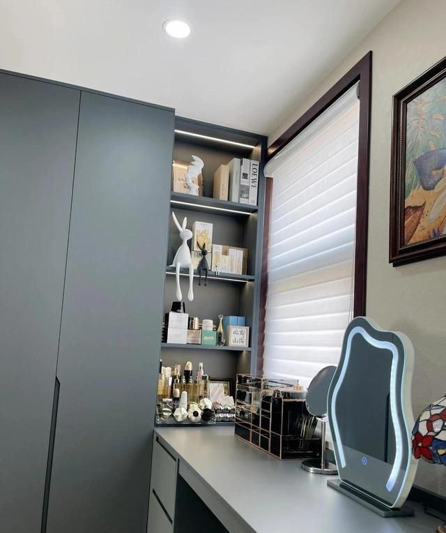 新中式美学,一眼千年的文化底蕴,打造时光沉淀的家居格调 新中式家居并非简单复刻传统,而是在千年文化积淀中,巧妙融入现代设计语言,让历史与未来在方寸之间对话。