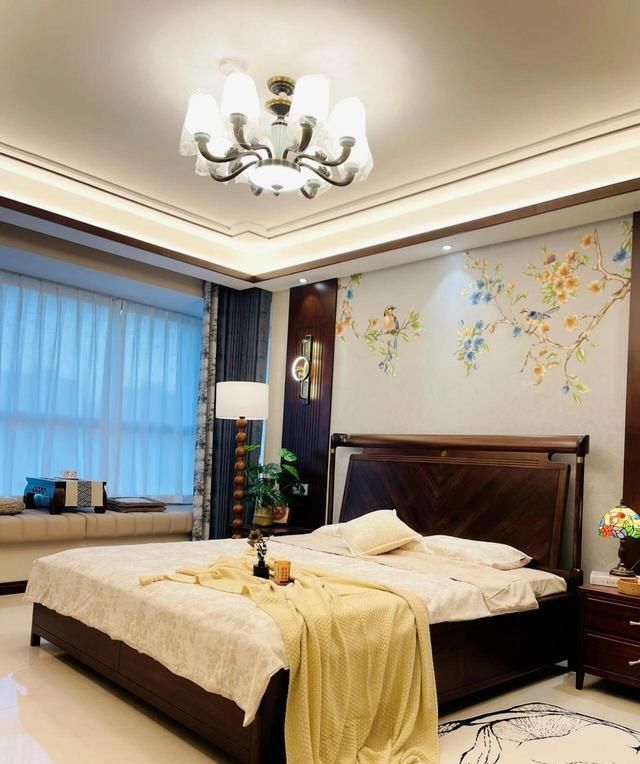 新中式美学,一眼千年的文化底蕴,打造时光沉淀的家居格调 新中式家居并非简单复刻传统,而是在千年文化积淀中,巧妙融入现代设计语言,让历史与未来在方寸之间对话。