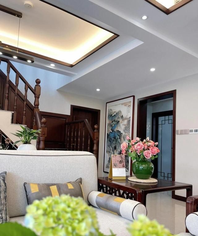 新中式美学,一眼千年的文化底蕴,打造时光沉淀的家居格调 新中式家居并非简单复刻传统,而是在千年文化积淀中,巧妙融入现代设计语言,让历史与未来在方寸之间对话。