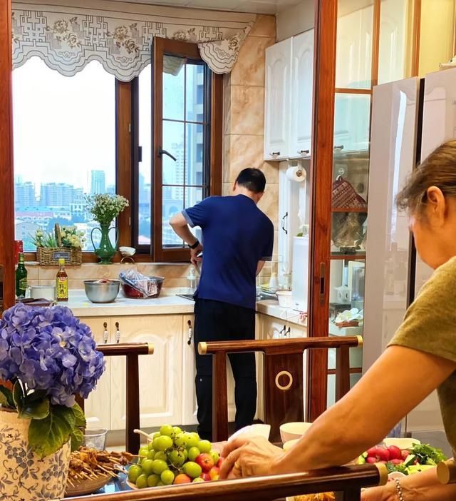 新中式风潮下实木家具市场爆发式增长 在新中式装修风格中,实木家具正迎来前所未有的增长潮流。2023 - 家居知识