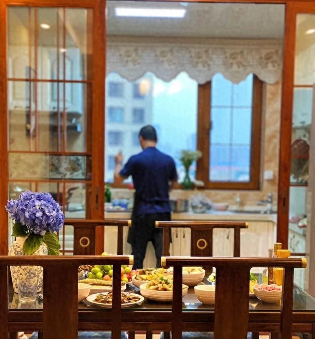 新中式风潮下实木家具市场爆发式增长 在新中式装修风格中,实木家具正迎来前所未有的增长潮流。2023 - 家居知识