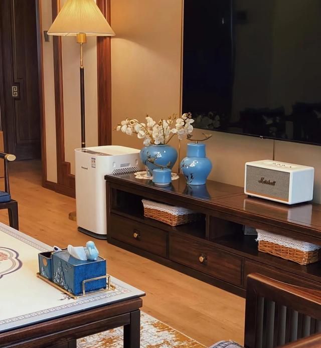 新中式风潮下实木家具市场爆发式增长 在新中式装修风格中,实木家具正迎来前所未有的增长潮流。2023 - 家居知识