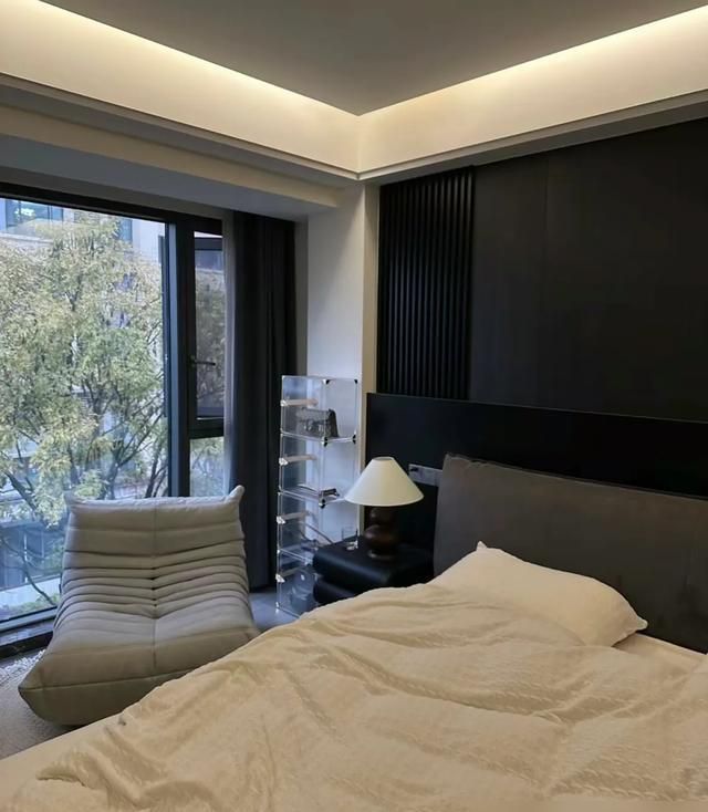 四川女子200㎡意式轻奢家装,大气沉稳演绎高级感 四川一女子晒出200m²的家,意式轻奢装修,大气沉稳,高级感十足 - 家居知识