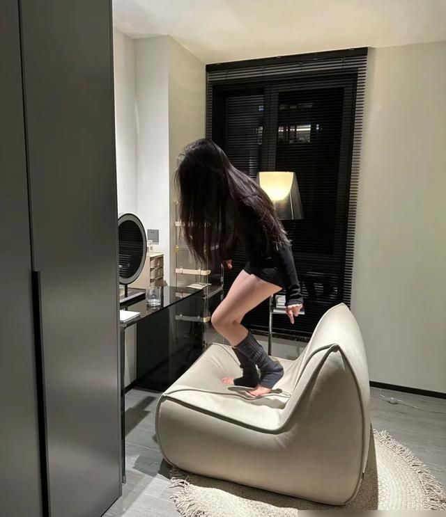 四川女子200㎡意式轻奢家装,大气沉稳演绎高级感 四川一女子晒出200m²的家,意式轻奢装修,大气沉稳,高级感十足 - 家居知识