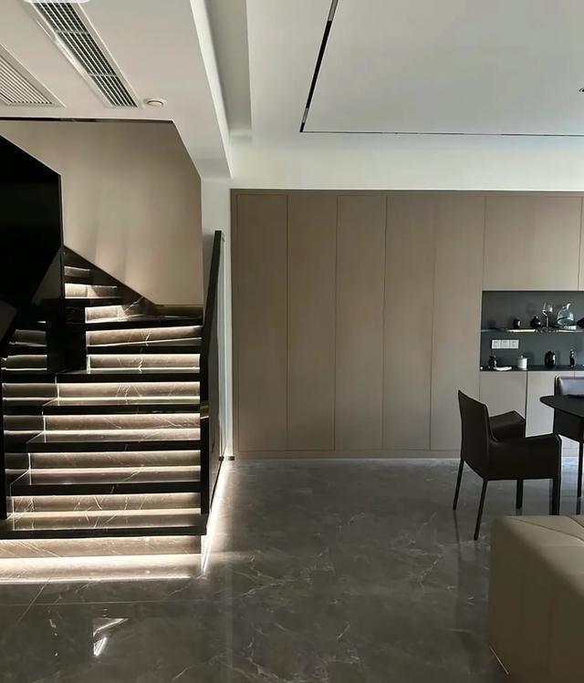 四川女子200㎡意式轻奢家装,大气沉稳演绎高级感 四川一女子晒出200m²的家,意式轻奢装修,大气沉稳,高级感十足 - 家居知识