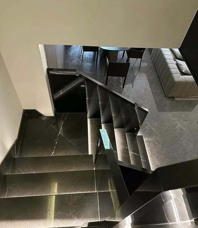 四川女子200㎡意式轻奢家装,大气沉稳演绎高级感 四川一女子晒出200m²的家,意式轻奢装修,大气沉稳,高级感十足 - 家居知识