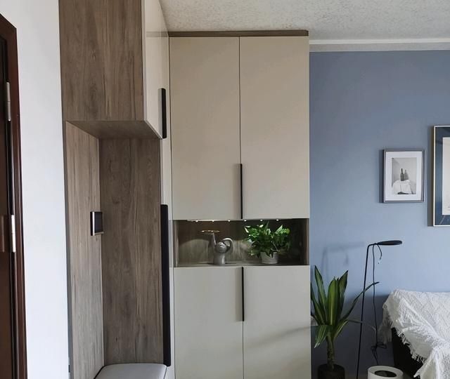 江西人新潮流,楼道代替鞋柜,美观实用引热议 越来越多人不装鞋柜了,学江西人的做法,直接放楼道,美观又实用 - 家居知识