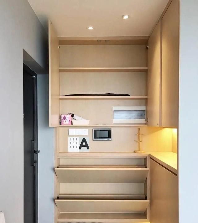 江西人新潮流,楼道代替鞋柜,美观实用引热议 越来越多人不装鞋柜了,学江西人的做法,直接放楼道,美观又实用 - 家居知识