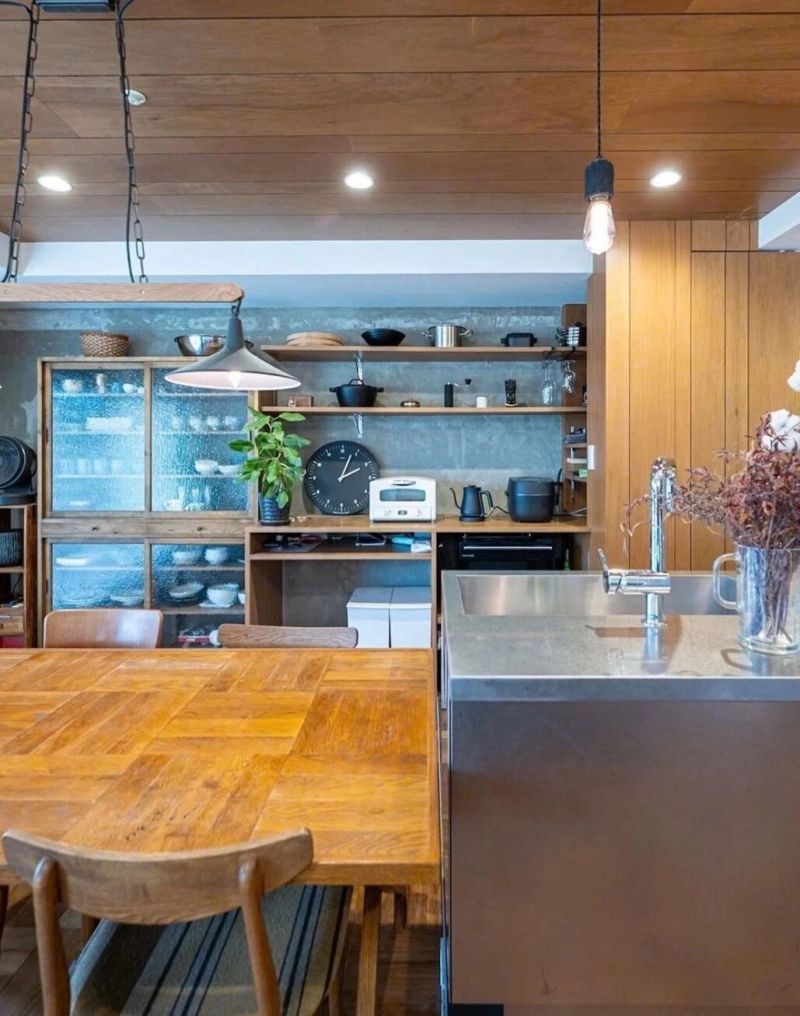 “原木+工业”混搭家的“松弛烟火气”！住出随性的生活质感🌿 - 家居知识