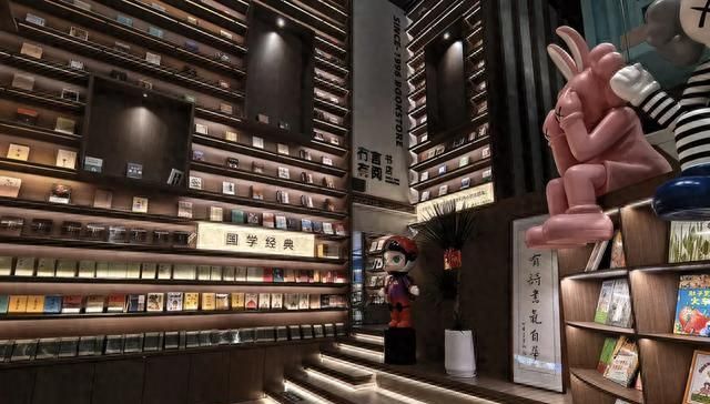 冇言有阅书店，实体空间设计与个性化书架定制案例解析