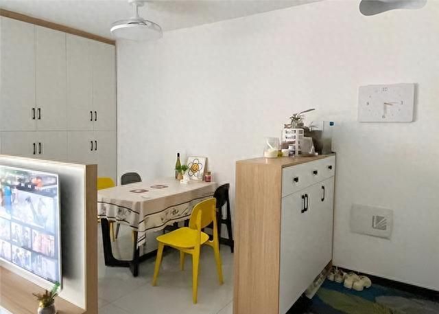 成都三口之家客厅爆火，中间隔出电视墙柜设计走红，装修独特引热议