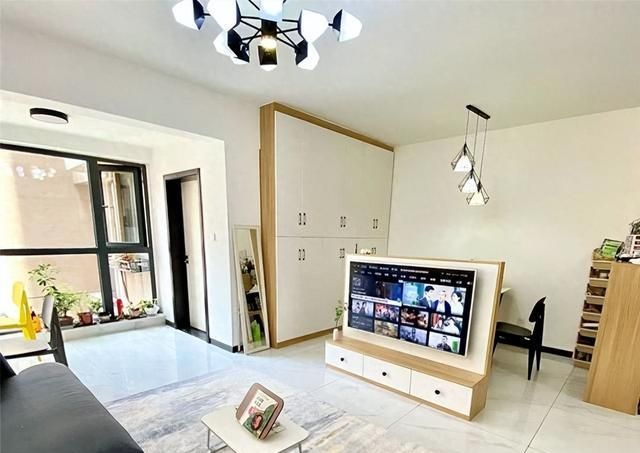 成都一家三口的客厅火了，因在中间隔出电视墙柜走红，装修太特别 - 家居知识