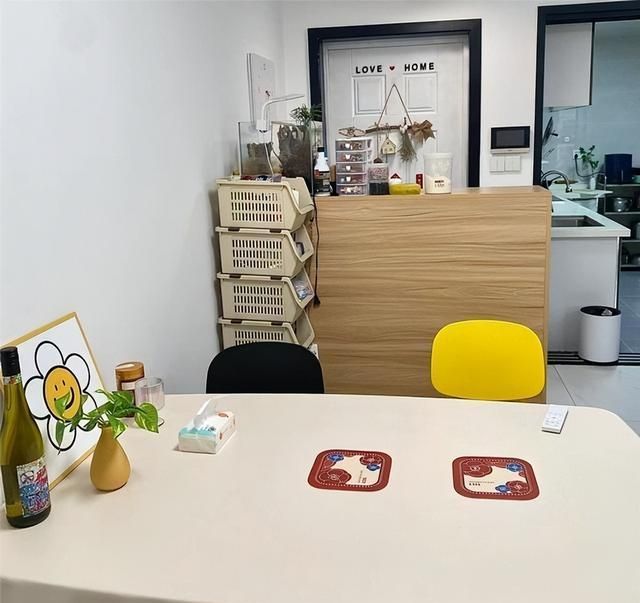 成都一家三口的客厅火了，因在中间隔出电视墙柜走红，装修太特别 - 家居知识