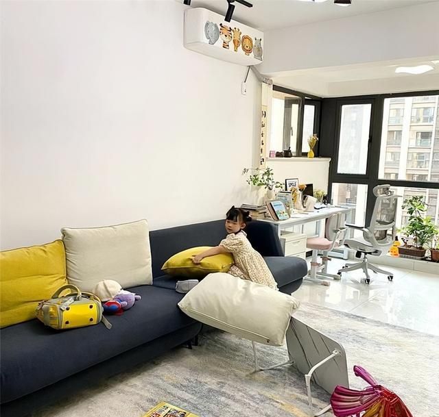 成都一家三口的客厅火了，因在中间隔出电视墙柜走红，装修太特别 - 家居知识