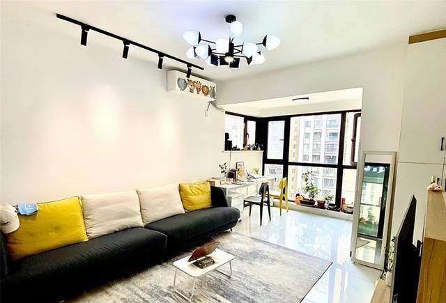 成都一家三口的客厅火了，因在中间隔出电视墙柜走红，装修太特别 - 家居知识