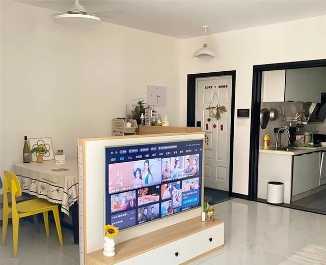 成都一家三口的客厅火了，因在中间隔出电视墙柜走红，装修太特别 - 家居知识