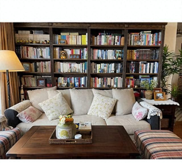 北京夫妻美式书香客厅走红，满墙藏书打造温润质感家