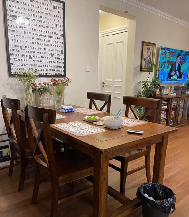 北京一夫妻的家火了：质感温润的美式装修，整个客厅满墙的书 - 家居知识