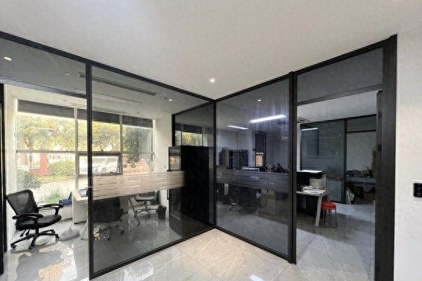 上海酒依实业，专业定制酒柜，品质生活的完美选择