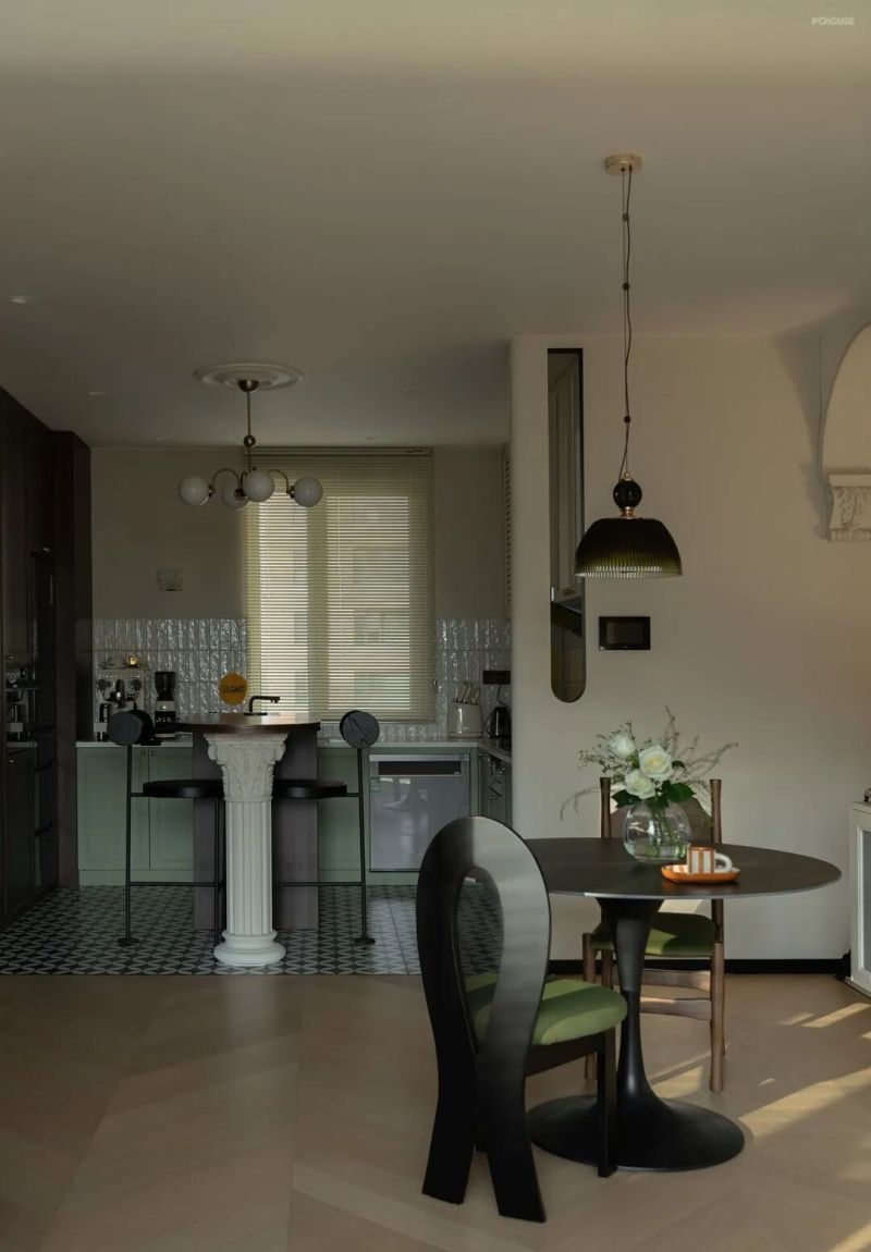 法式复古风持续升温!158㎡空间演绎电影级质感 法式复古的含金量还在上升!158㎡每一帧都是电影 - 家居知识